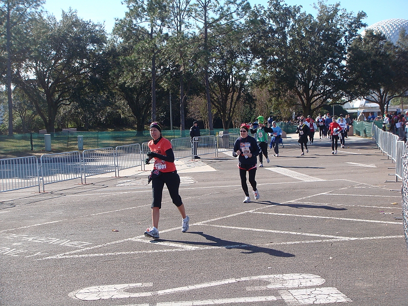 Florida [2010 Jan] 079.JPG - Scenes from the Disney World Marathon